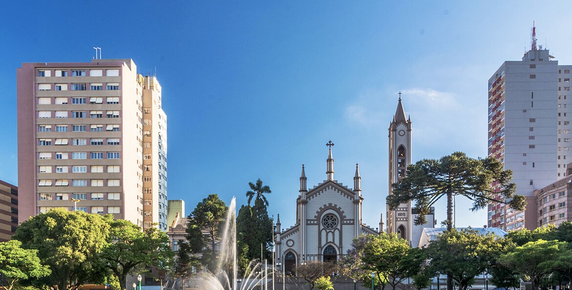 Catedral Diocesana e a praça Dante Alighieri, no centro de Caxias do Sul